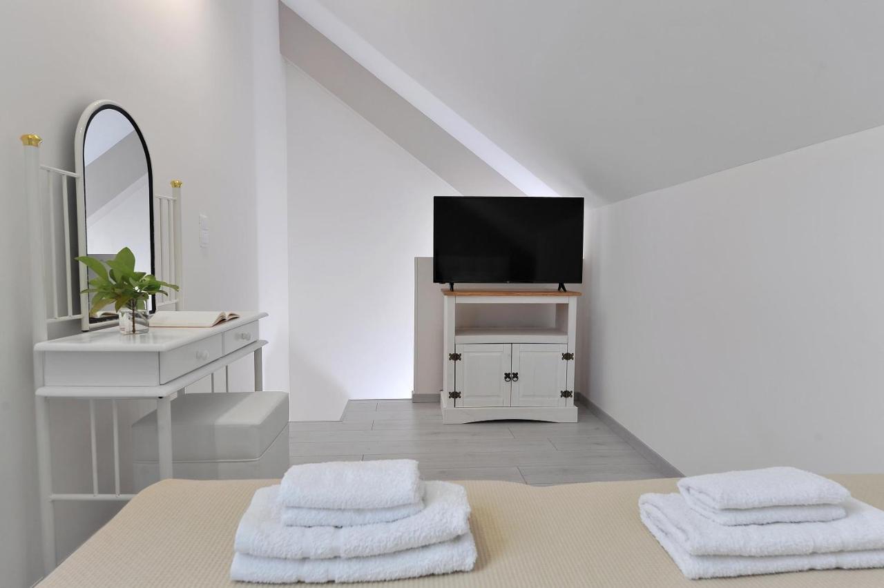 Alekos Luxury Suites Free 24H Transportation From - To Airport Artemida  Ngoại thất bức ảnh